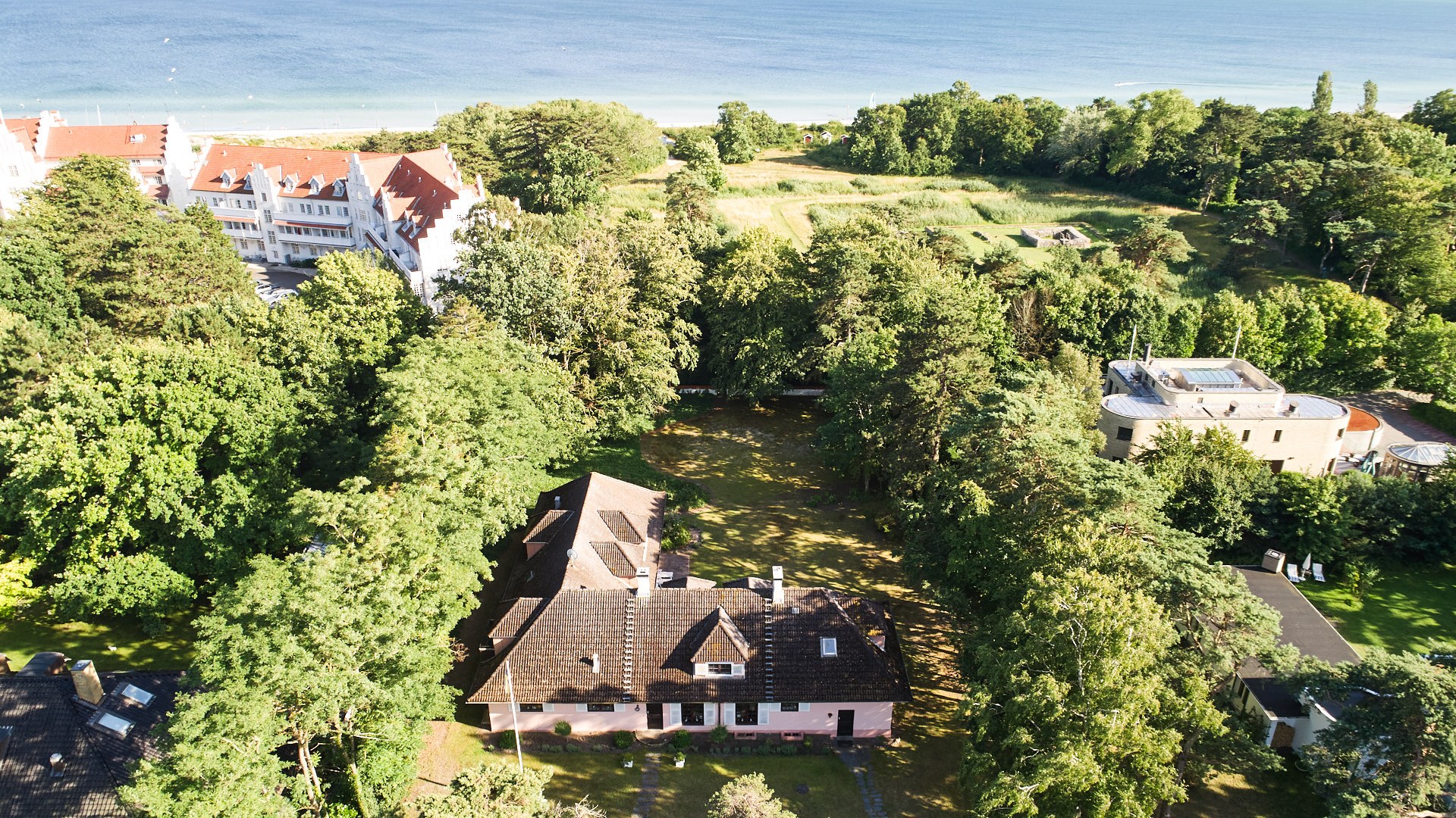 Aerial view of the house with view towards the beach and the Baltic Sea