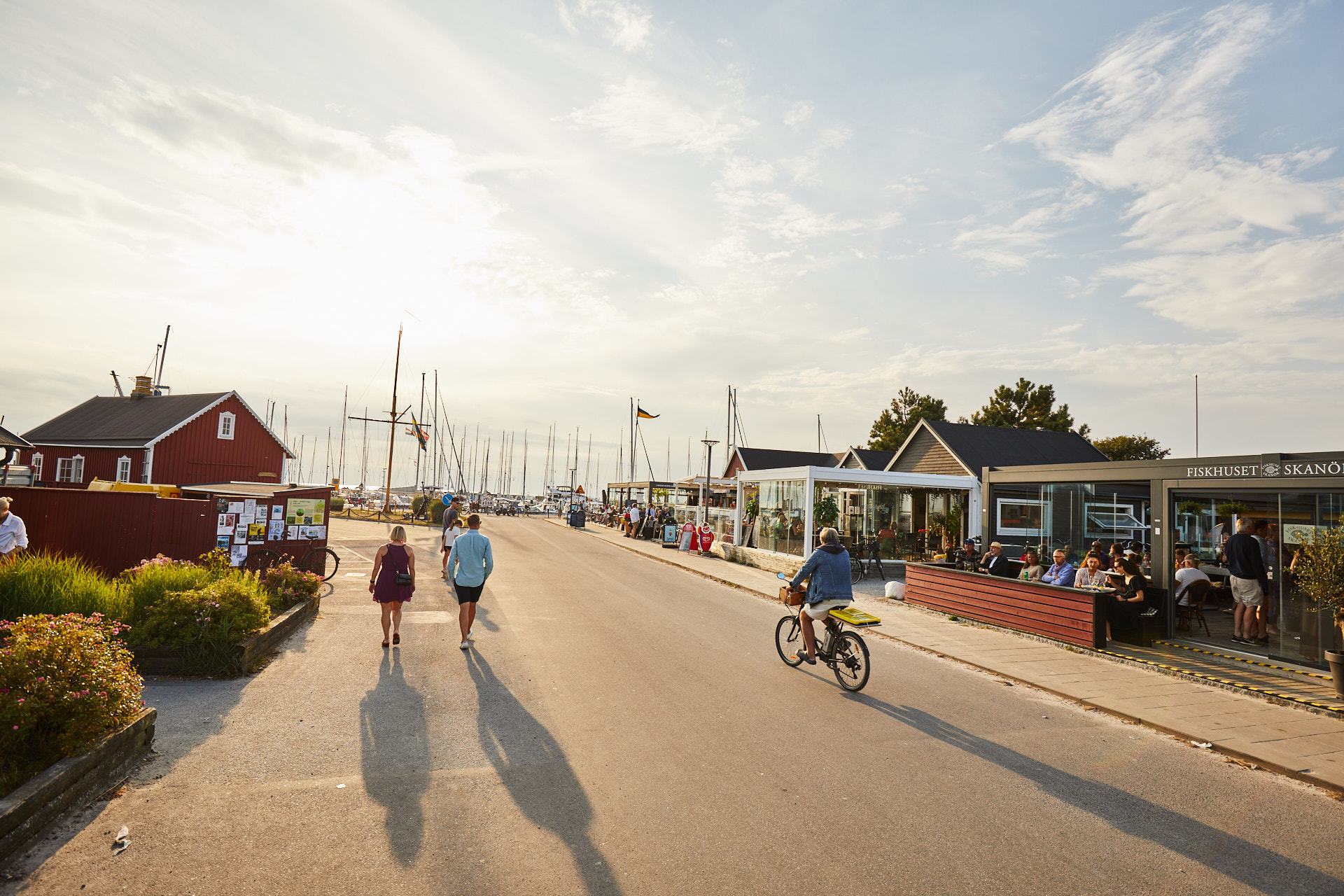 Skanör's harbour is home to no fewer than six restaurants. The evening atmosphere here is simply magical, but a lovely lunch by the water is just as easy to find.